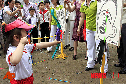 '국제아동절'인 1일 북한 평양 한 보육원에서 한 아이가 버락 오바마 미국 대통령을 풍자한 그림에 장난감 활을 겨누고 있다.