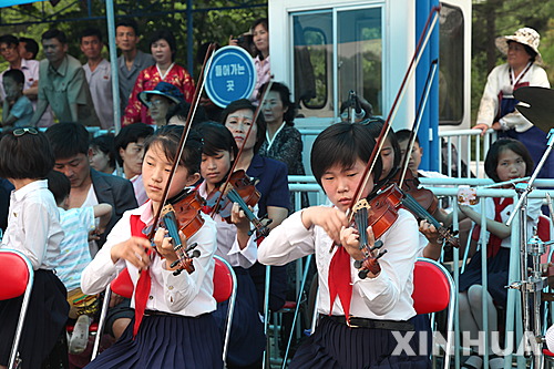 '국제아동절'인 1일 북한 만경대학생소년궁 학생들이 평양 도심에서 공연을 선보이고 있다.