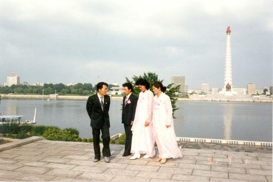 결혼식 후 들러리와 사진 촬영을 하는 북한의 신혼부부. 이것으로 신혼여행을 대신한다./ 조선DB 