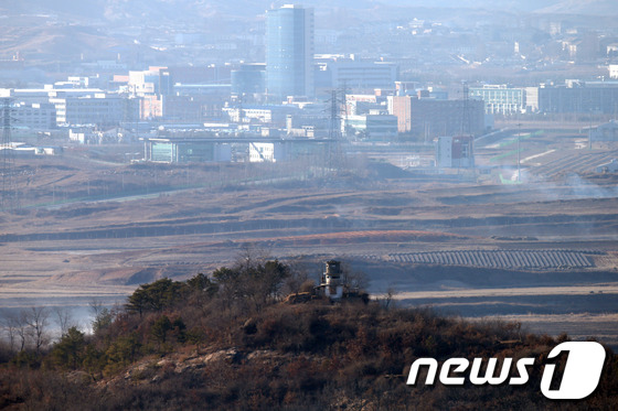 경기도 파주 도라산전망대에서 바라본 북한군 초소 뒤로 개성공단이 보이고 있다. 2014.2.6/뉴스1 © News1 한재호 기자