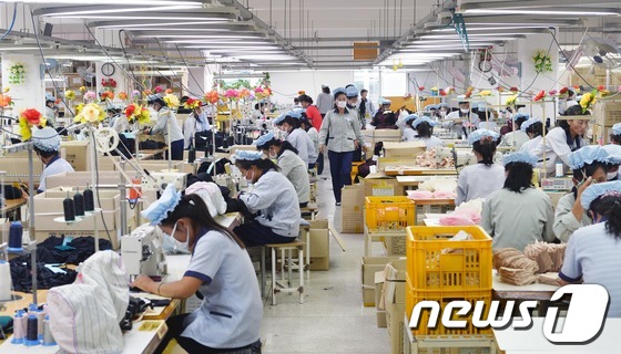 개성공단 내 SK어패럴에서 근로자들이 제품을 생산하고 있다. 2013.09.17/뉴스1 © News1 사진공동취재단 