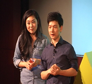 탈북 학생 조셉 김(오른쪽)이 페퍼다인 대학에서 열린 북한 인권 토론회에서 강의하고 있다. RFA PHOTO/ 유지승