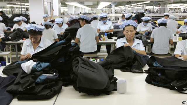 지난 2012년 9월 개성공단에 진출한 한국 의류업체 신원 공장에서 북한 근로자들이 양복을 만들고 있다. (자료사진)