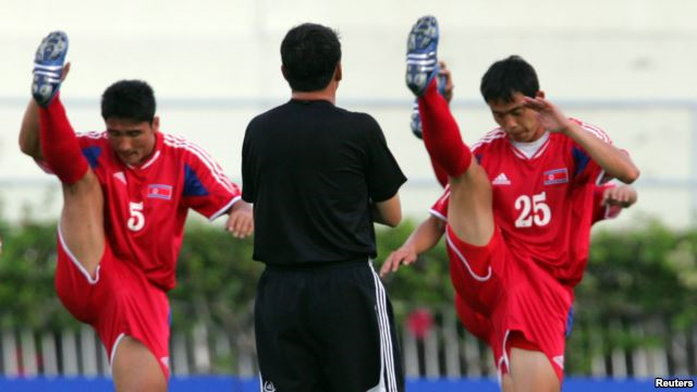 지난 2006년 6월 월드컵 아시아 예선에 출전한 북한 선수들이 몸을 풀고 있다. (자료사진)