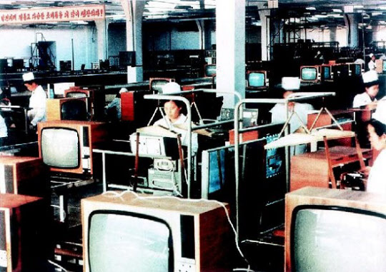 LG전자와 컬러TV를 합작생산하고 있는 평양 대동강구역 미림동의 대동강애국컬러TV 수상기공장의 작업 모습. 1997년 촬영.