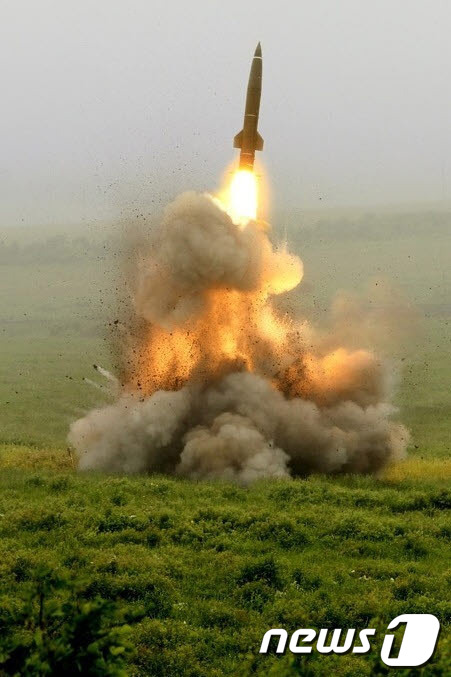 북한이 27일 오후 동북 해상쪽으로 단거리 탄도미사일 4발을 발사했다. 이날 국방부는 "북한이 오늘 오후 5시 42분부터 강원도 안변군 깃대령 일대에서 북동 방향 해상으로 단거리 탄도미사일로 추정되는 발사체 4발을 발사했다"고 밝혔다. 사진은 북한이 단거리 미사일로 사용하고 있는 KN-02 단거리 미사일의 원형인 구 소련제 SS-21 스캐럽 미사일. 2014.2.27/뉴스1 © News1 박지혜 기자