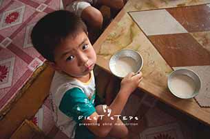 형제산에 있는 서포 탁아소의 콩우유 급식시간. 사진-퍼스트스텝스 제공