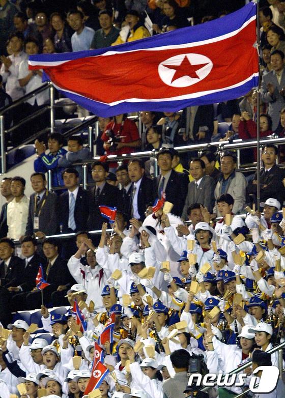 지난 2002 부산 아시안게임 때 한국을 방문했던 북한 응원단. © AFP=News1 권혁준 인턴기자