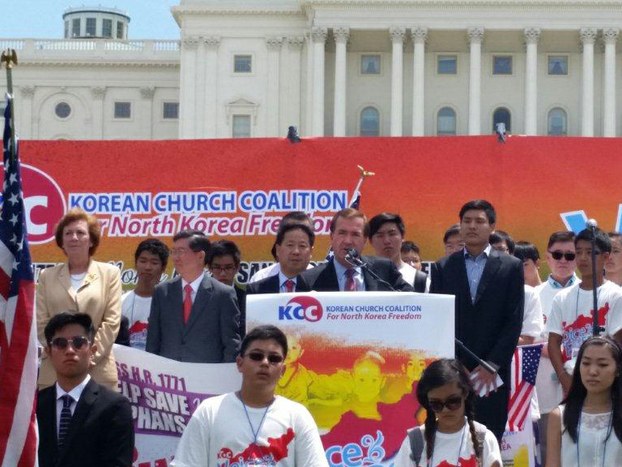 미국 의회 앞 잔디광장에서 16일 열린 KCC 북한인권 집회에서 에드 로이스 하원 외교위원장이 발언하고 있다. RFA PHOTO/ 양희정