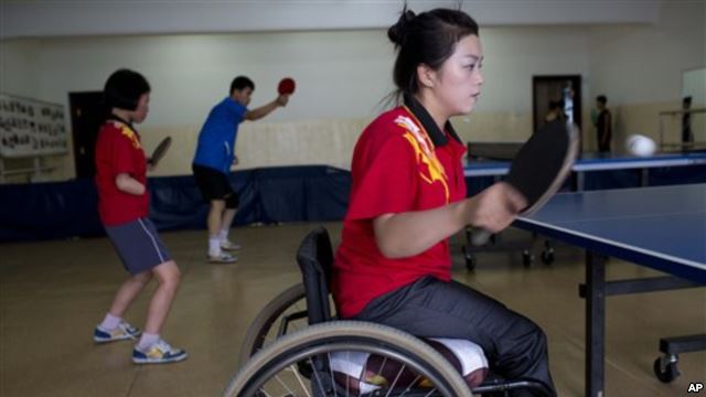 지난 2012년 평양 대동강 장애인 문화센터에서 북한 탁구 선수들이 연습중이다. (자료사진)
