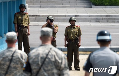 판문점에서 양측 군인들이 경비를 서고 있다.(자료사진) 2014.7.27/뉴스1