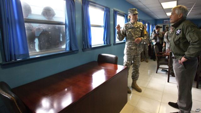 지난해 9월 판문점을 방문한 척 헤이글 미국 국방장관(오른쪽)이 군사정전위원회 회의장에서 미군 관계자의 설명을 듣고 있다. 창문 너머에선 북한 병사들(왼쪽)이 헤이글 장관의 모습을 카메라에 담고 있다. (자료사진)
