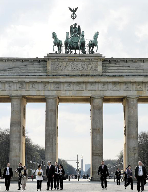 지난 3월 독일을 방문한 박근혜 대통령이 베를린 브란덴부르크문(門)을 시찰하며 클라우스 보베라이트 베를린 시장의 설명을 듣고 있다. 브란덴부르크문(門)은 분단 시절 동·서 베를린의 경계였으나1989년 11월 베를린 장벽이 무너지고 나서는 통일의 상징이 됐다. /뉴시스