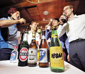 한국과 동·서독 출신 청년들이 토론 후 만찬에서 한국·독일 맥주와 북한 평양 소주로‘통일주(酒) 만들기’행사를 열었다. /오종찬 기자