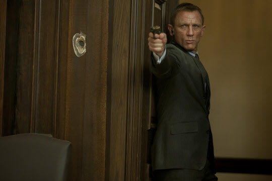  다니엘 크레이그가 제임스본드 역할을 맡은 첩보영화 '007 스카이폴'의 한 장면 