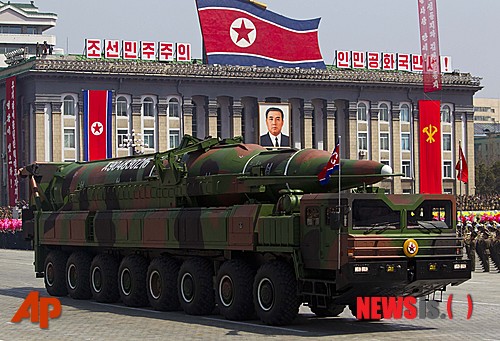 【평양=AP/뉴시스】북한 김일성 주석의 100번째 생일을 맞아 15일 평양에서 대규모 군사 퍼레이드가 열린 가운데 대형 미사일을 실은 북한군 차량이 군인들 앞을 지나가고 있다. 2012-04-15