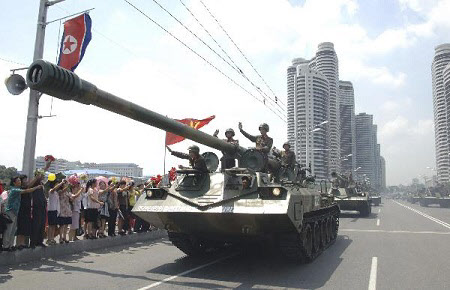 작년 7월 27일 조선중앙통신이 보도한 북한군 탱크들의 평양 시내 퍼레이드 모습. 정전 60주년을 맞아 북한군은 대규모 군사 행진을 벌였다고 한다. /로이터.뉴시스