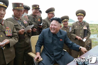북한 김정은 노동당 제1비서가 전술로케트 시험발사를 지도했다고 15일 조선중앙통신이 보도했다 (노동신문) 2014.8.15/뉴스1 © News1