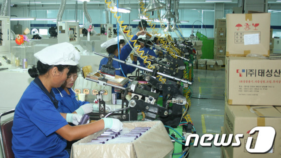 개성공단 내 태성산업에서 근무하는 북한 근로자들(사진은 기사 내용과 무관합니다) /뉴스1 © News1 