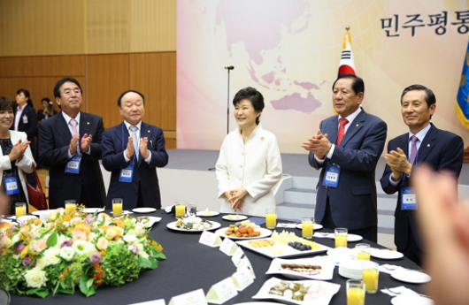 2일 박근혜 대통령은 민주평화통일자문회의 해외자문위원들을 청와대로 초청해, 평화통일 정책에 관해 의견을 나눴다.(사진-청와대)