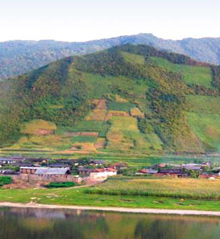 중국의 압록강변에서 바라본 북한 양강도 혜산시 부근 야산에 북 주민들의 뙈기밭(텃밭)이 꼭대기까지 촘촘하게 개간돼 있다. /황대진 기자