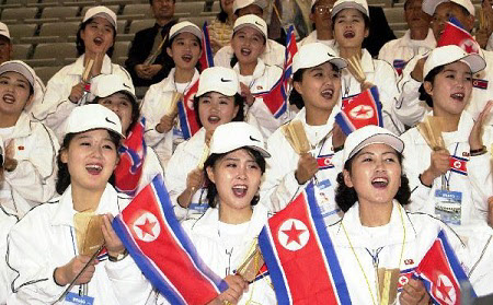 북한 여성응원단이 2002년 9월 28일 부산아시안게임 축구예선 북한-홍콩전에서 인공기를 흔들며 응원하는 모습. /조선일보DB