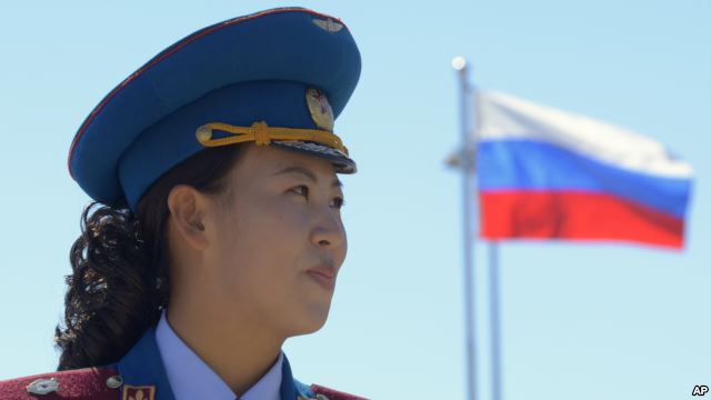 지난해 9월 러시아-북한 철도 개통식에서 북한측 축하악단 뒤로 러시아 국기가 보인다.