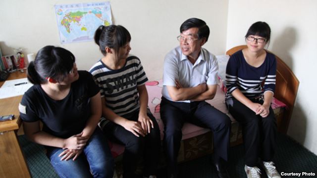 류훙차이 평양주재 중국대사(오른쪽 두번째)가 지난 8일 김형직사범대학을 방문해 중국인 유학생들을 격려했다. 중국대사관 웹사이트에 게재한 사진이다.