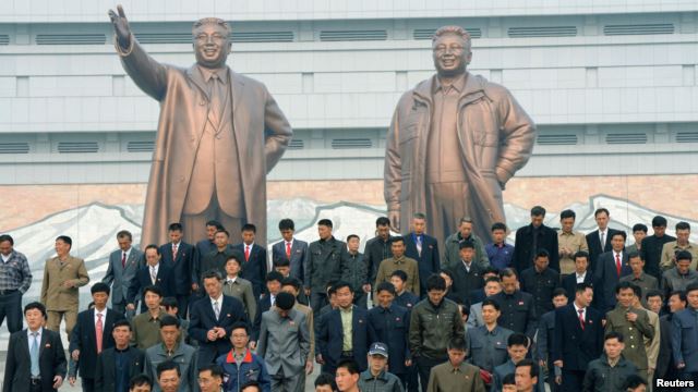 지난 4월 북한 김일성 주석의 102번째 생일을 맞아 평양 주민들이 만수대의 김일성 주석과 김정일 국방위원장 동상을 참배했다. (자료사진)