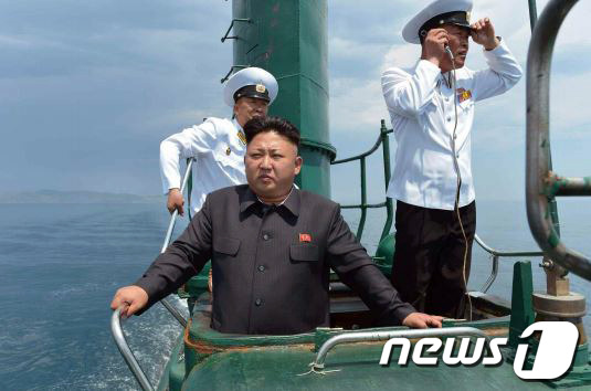 지난 6월 북한 동해함대사령부 예하 잠수함 부대에서 잠수함을 탄 김정은 북한 노동당 제1비서. (노동신문) 2014.6.16/뉴스1 © News1
