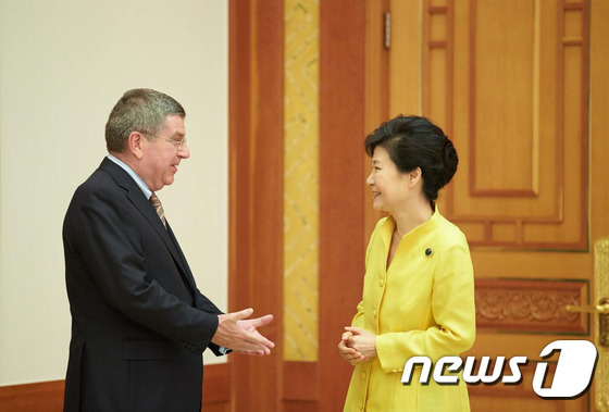 박근혜 대통령은 18일 청와대에서 토머스 바흐 국제올림픽위원회(IOC) 위원장을 접견하고 있다. (청와대) 2014.9.18/뉴스1 © News1
