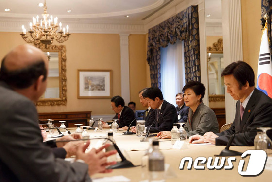 박근혜 대통령이 지난 24일(현지시간) 미국 뉴욕 월도프 아스토리아 호텔에서 뉴욕 소재 주요 연구기관의 대표 인사들과 간담회를 하고 있다. (청와대) 2014.9.25/뉴스1 © News1 