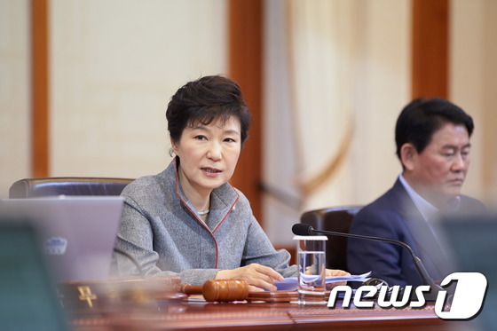 박근혜 대통령이 30일 청와대에서 열린 제43회 국무회의에서 모두발언을 하고 있다. (청와대 제공) 2014.9.30/뉴스1 © News1