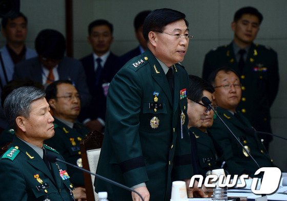 조보근 국방정보부장(가운데 서 있는 사람) 2014.10.7/뉴스1 © News1 박정호 기자 