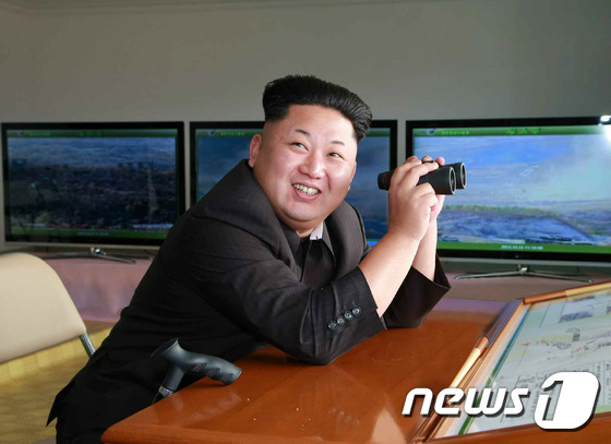 북한 김정은 국방위원회 제1위원장이 '쌍방 실동훈련'을 지도했다고 24일 노동신문이 보도했다. (노동신문) 2014.10.24/뉴스1 © News1 조희연 기자 