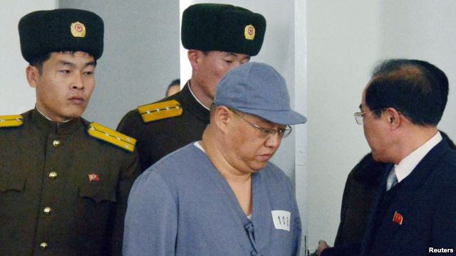 북한에 억류된 한국계 미국인 케네스 배 씨가 지난 1월 평양에 마련된 기자회견장에 수의 차림으로 나오고 있다.