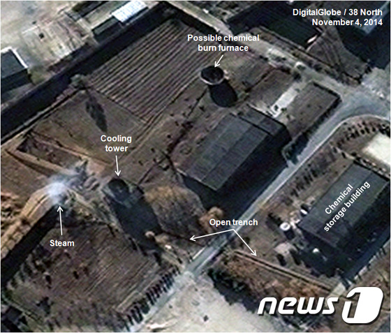 지난 4일 촬영된 위성사진에서 북한 영변 핵시설에 위치한 방사화학 연구소의 냉각탑에서 증기가 뿜어져 나오고 있는 모습이 포착됐다.(출처=38노스)© News1