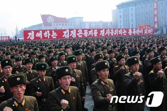 25일 평양에서 열린 군중대회에 동원된 북한 군인들이 미국을 비난하는 노래를 부르고 있다./뉴스1 제공