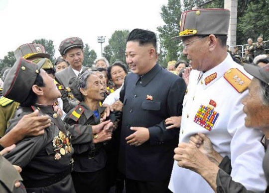 북한이 주장하는 전승기념일(정전협정기념일, 7월27일) 행사에 참가한 북한 퇴역 장병들이 김정은에게 인사를 하는 장면. 이 사진은 작년 8월 3일 조선중앙통신이 공개한 것이다.