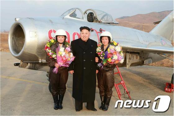 북한 김정은 노동당 제1비서가 첫 여성 전투기 비행사들의 훈련을 지도했다고 28일 조선중앙통신이 보도했다.(사진 : 노동신문) 2014.11.28/뉴스1 © News1 서재준 기자
