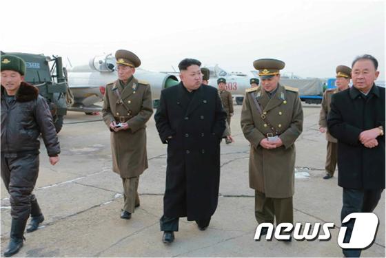 북한 김정은 노동당 제1비서가 항공 및 반항공군 제458군부대를 시찰했다고 8일 조선중앙통신이 보도했다.(사진:노동신문) 2014.12.08/뉴스1 © News1 서재준 기자