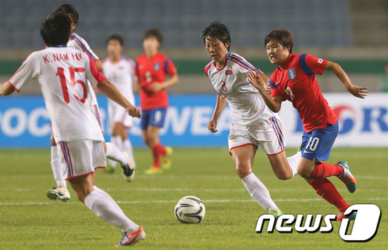 한국 여자축구대표팀이 브라질-스페인-코스타리카와 2015 캐나다 여자월드컵에서 만난다. 지난 인천 아시안게임에서 북한을 상대했던 전력이라면, 충분히 승산이 있다. © News1 DB