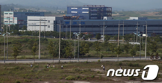 개성공단에서 북한 근로자들이 업무를 마치고 퇴근하고 있다. (뉴스1 자료사진) © News1 