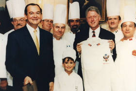 1996년 미국 백악관에서 빌 클린턴 대통령과 국가 정상들의 셰프 클럽(CCC) 회원들이 함께 찍은 기념사진. /국가 정상들의 셰프 클럽 홈페이지