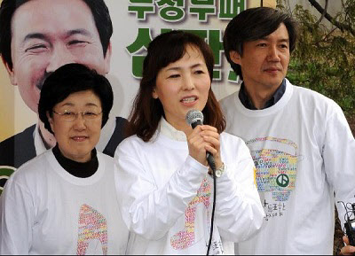 2012년 총선을 이틀 앞둔 그해 4월 9일, 서울 연세대 정문 앞에서 소설가 공지영씨가 당시 민주당 한명숙 대표, 서울대 조국 교수와 함께 투표 참여 캠페인을 벌이고 있다.