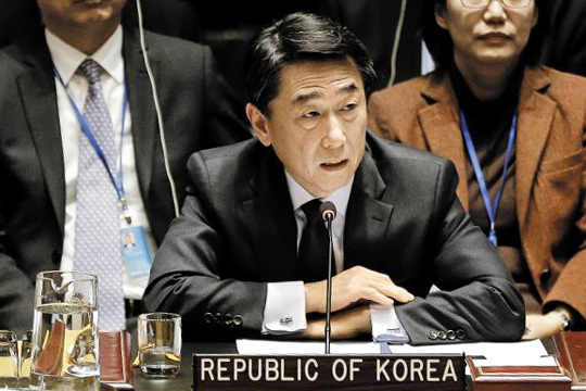 오준 주유엔대사가 지난 22일 유엔 안보리에서 북한 인권 문제가 한국민에게 얼마나 절박한지, 그리고 국제적 관심과 대책이 왜 시급한지를 설명하는 연설을 하고 있다. /AP 뉴시스