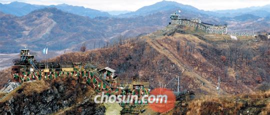 지난 60여년간 한반도의 허리를 갈라온 DMZ(비무장지대)와 철책선을 따라 서있는 한국군 경계초소(GP)의 모습. /정경열 기자
