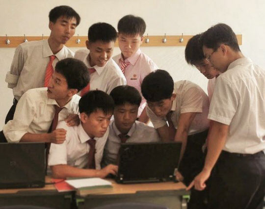 북한에서 학생들에게 컴퓨터를 가르친 경험이 있는 미국인 윌 스콧씨가 촬영한 북한 학생들의 모습. 학생들이 노트북을 이용해 프로그래밍을 공부하고 있다. /윌 스콧씨 인스타그램 캡처