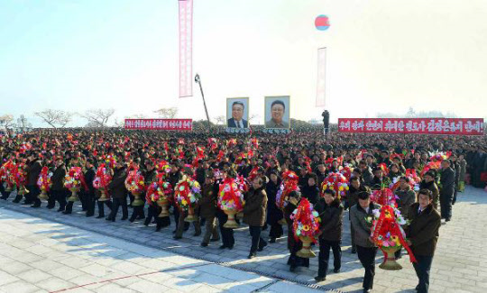 2013년 북한 주민들이 김일성, 김정일 동상에 헌화하기 위해 모였다./조선일보DB