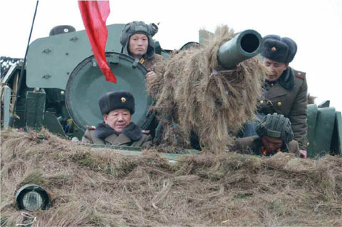 북한 김정은이 기계화타격부대의 도하훈련을 참관했다고 노동신문이 27일 밝혔다./(노동신문)
